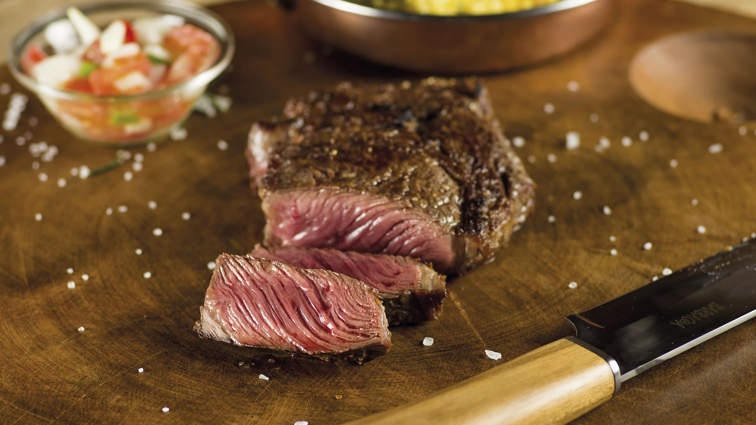 Bife de lomo fatiado sobre tábua