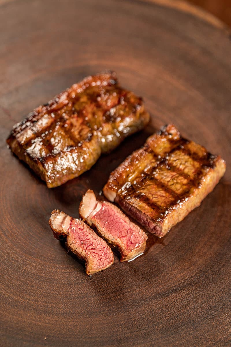 Picanha fatiada em tábua de madeira escura